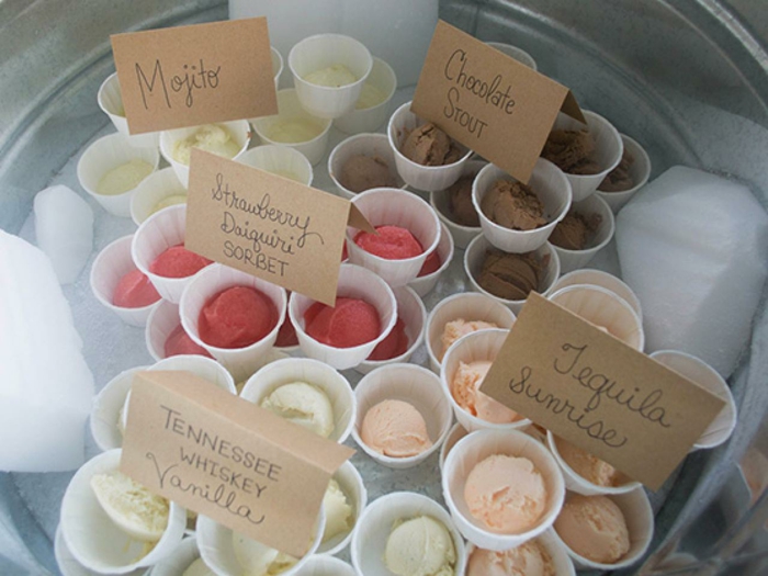 Crème glacée dans de nombreuses saveurs différentes
