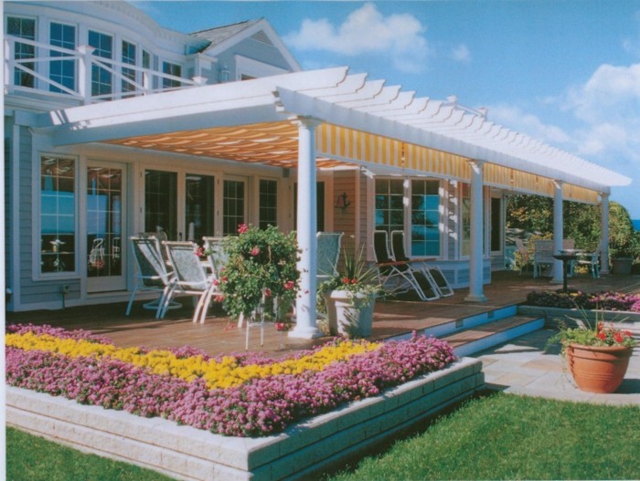 bijelo obojena drvena nadstrešnica