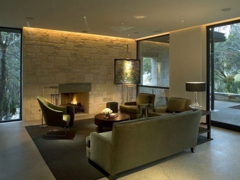 lijepa neizravna rasvjeta na kamenom zidu