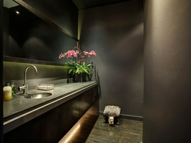 moderna neizravna rasvjeta u kupaonici