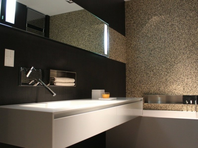 bézs színű mozaik a villamosban