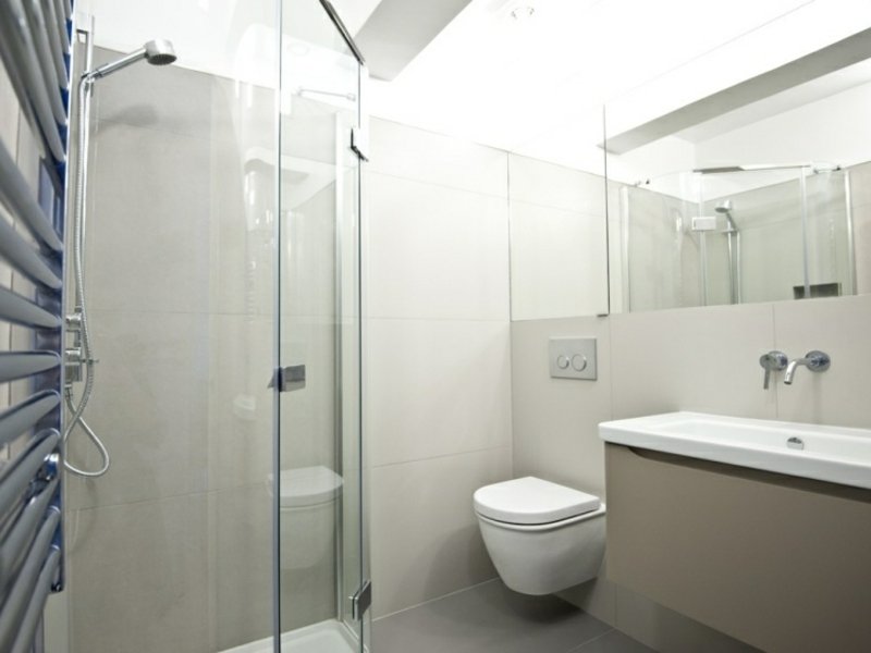 kis sarokzuhany az álom fürdőszobában