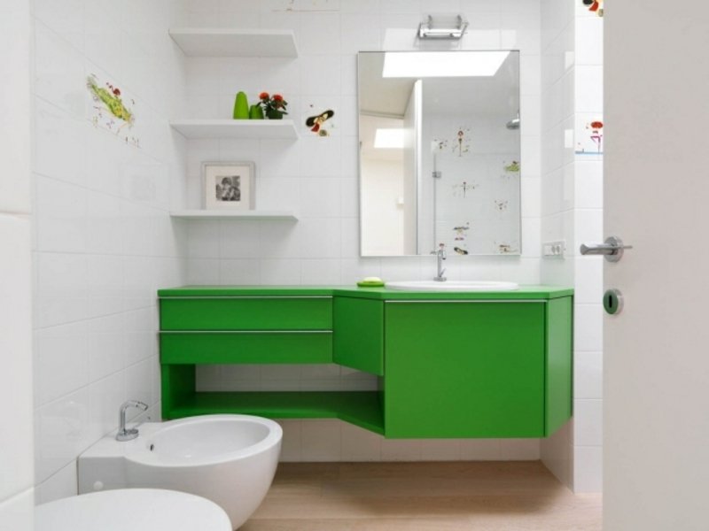 kis álom fürdőszoba zöld fiókokkal