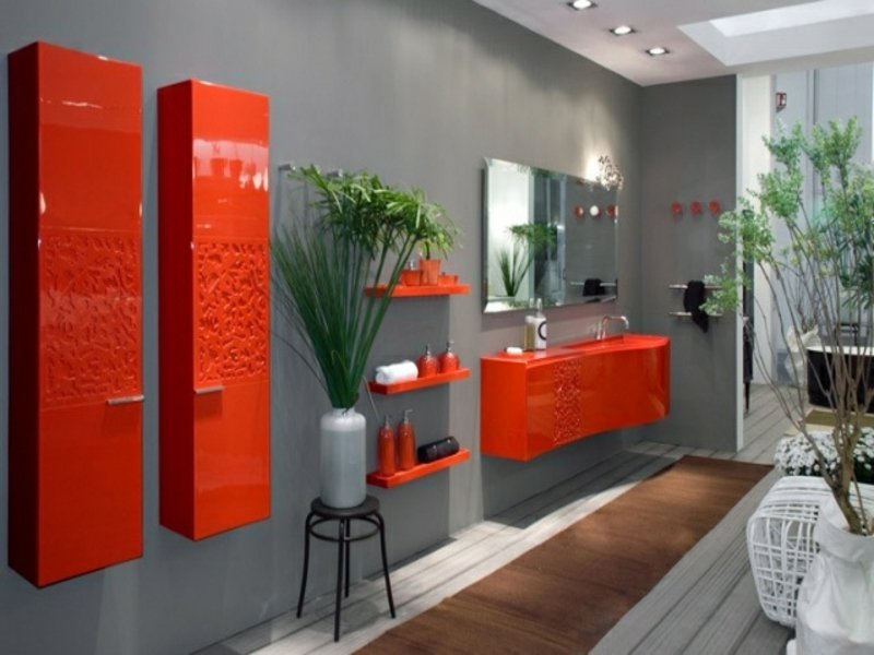 szürke falak és élénkpiros szekrények az álom fürdőszobában