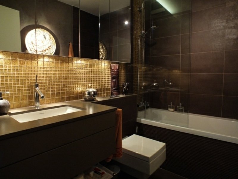 arany mozaik és kád az álom fürdőszobában