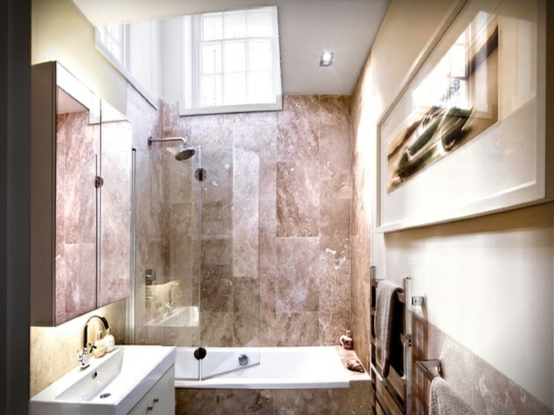 üvegfal két szárnnyal a kis fürdőszobában