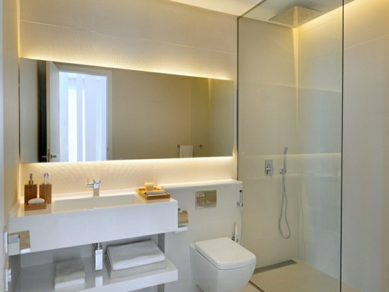 hatalmas megvilágított tükör az álom fürdőszobában