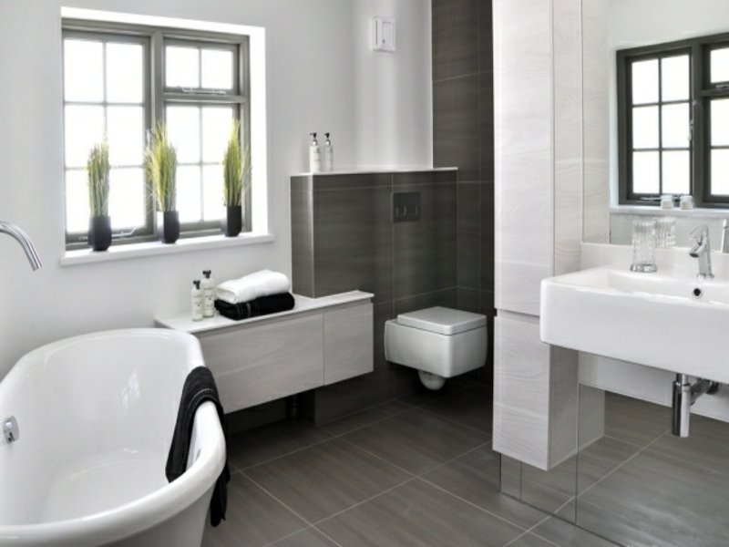 nagy tükörfal a kis álom fürdőszobában