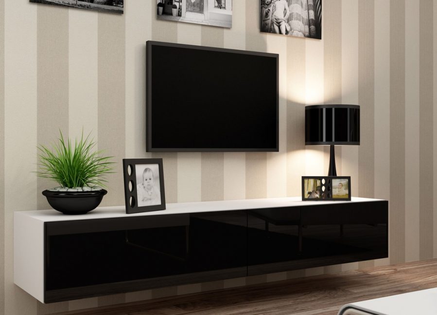 TV aan de muur in de woonkamer