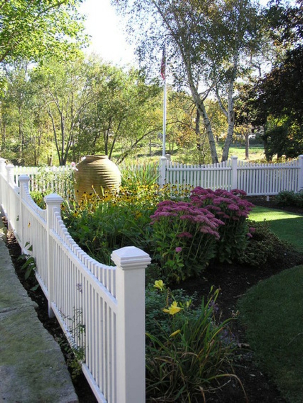 attraente atrio piante fiori recinzione albero bianco