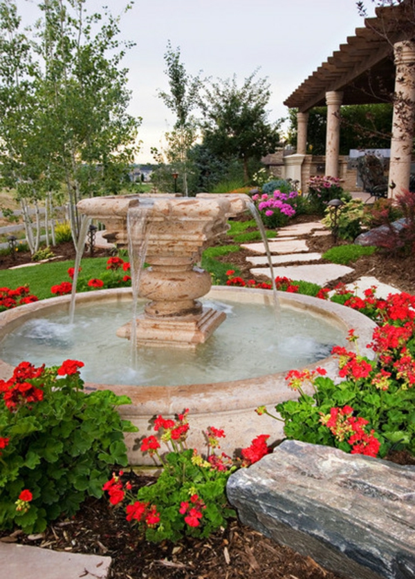 attraente piazzale piante fiori fontana rossa