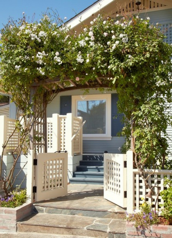 attraente piazzale piante fiori recinzione bianca casa sull'albero