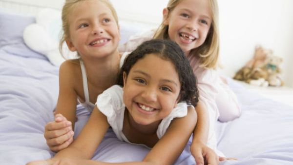 Sretna djeca tijekom dremave zabave Pijamaparty - ideje za igru - odlična zabava