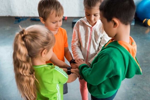 Sjajna djeca koja se sjajno igraju zajedno Pijamaparty - četvero izvrsne djece igra se zajedno