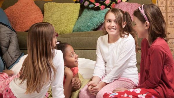 Djeca pričaju priče tijekom usnule zabave Sjednite zajedno i igrajte pijama party