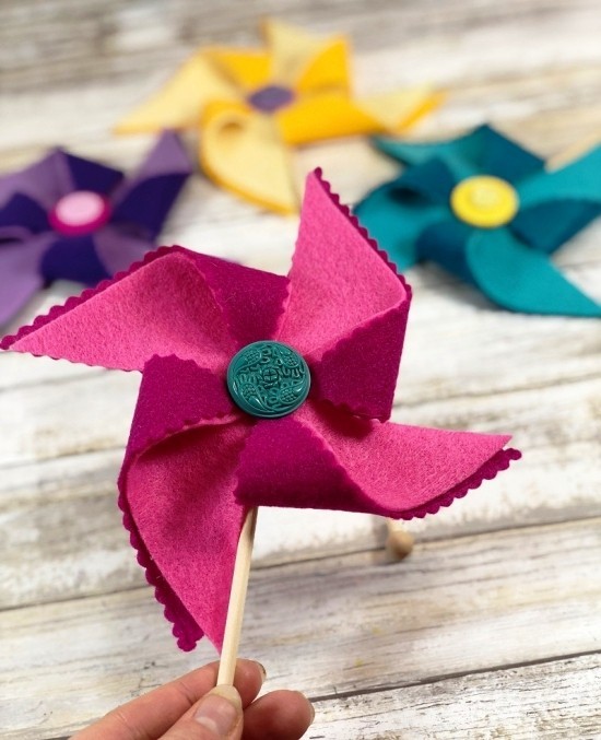 Jednostavne ideje za rukotvorine s zavrtnjima Kotači od filca u boji i gumbi 70 vrlo jednostavnih ideja za izradu i dizajn zavrtnjaka izrađenih od dječje djece od filca