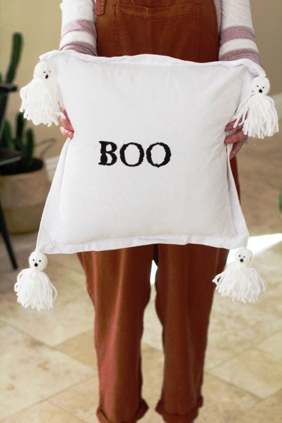 A fehér dobópárna fűszerezi a szellemi mesterségeket Ötletek szellemek készítéséhez szellempárna bú