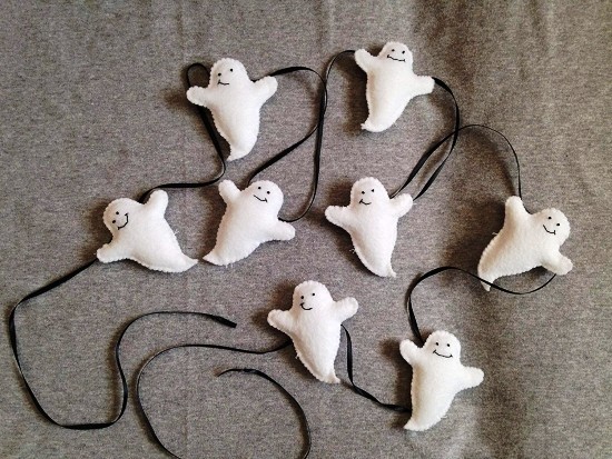 Aranyos filc koszorú szellem kézműves Ötletek szellemek készítéséhez szellemkoszorúként