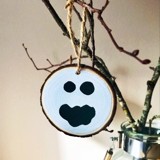 Halloween fa korong festés szellem kézműves Ötletek szellemekhez kézműves fa korong dísz szellem