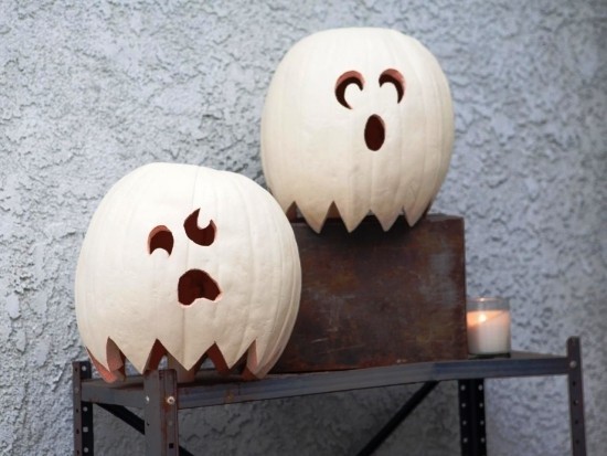 Faragjon tököket, mint a szellemek, amelyek kézműves lámpásokat készítenek Ötletek szellemek faragásához szellemtök készítéséhez