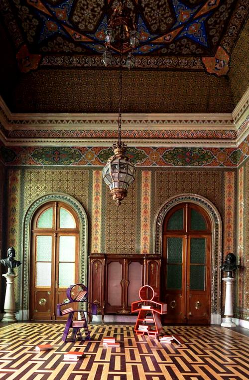 jedinstveno kreativne police za knjige i police za knjige.slatki muškarci u schloss saalu