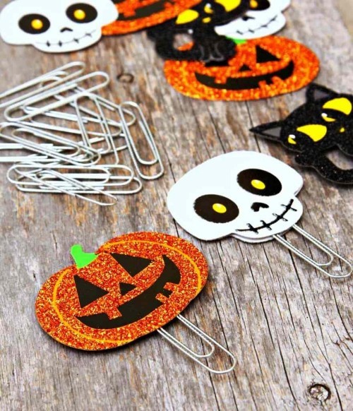 Készíts könyvjelzőket magadnak papírkapocsokkal halloween motívumokkal Készíts könyvjelzőket magadnak halloween gemkapocsokkal