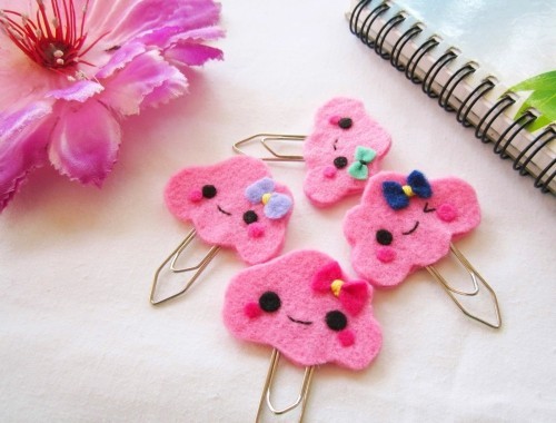 Készítse el saját könyvjelzőit kawaii filcfelhők Készítse el saját könyvjelzőit filcfelhőkből