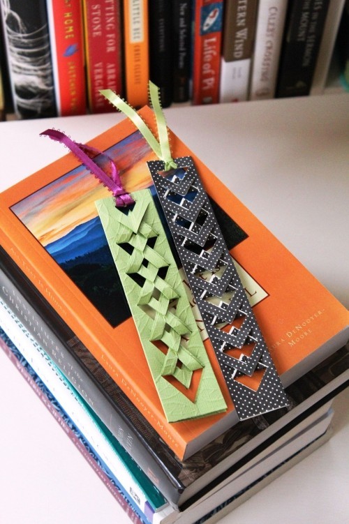 Készíts magadnak könyvjelzőket geometriai alakzatokkal, háromszögekkel Készítse el saját könyvjelzőit origami hajtásokkal