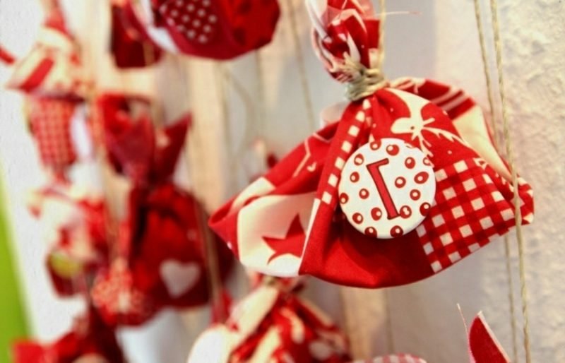 Adventski kalendarski filcani vrećice crvene i bijele boje