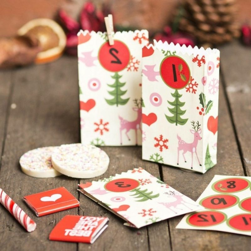 Adventski kalendar izrađen od izvorno ukrašenih papirnatih vrećica