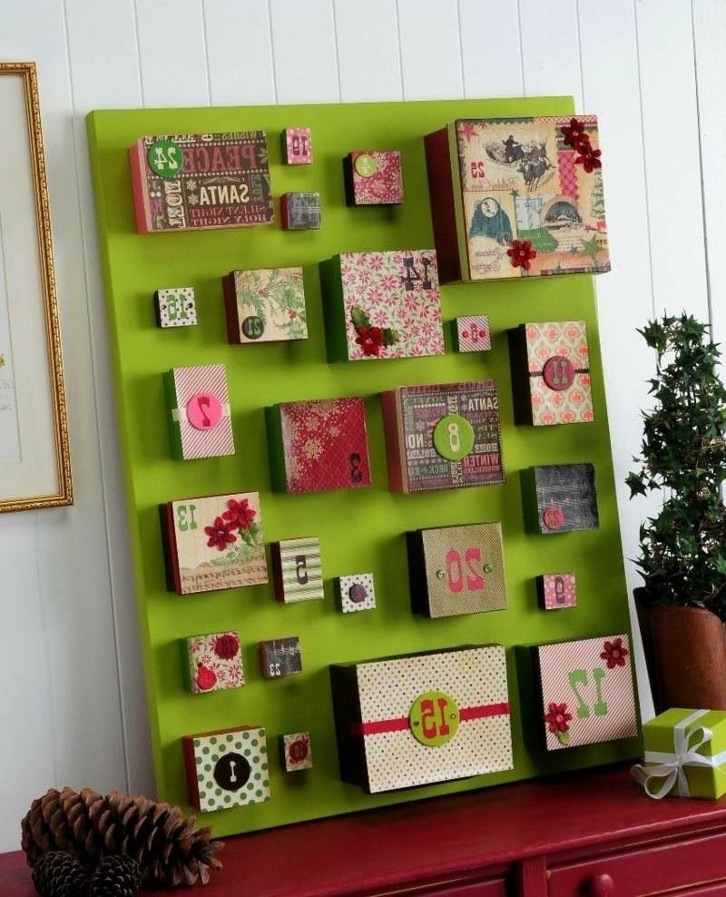Adventski kalendar izrađen od atraktivno ukrašenih kutija