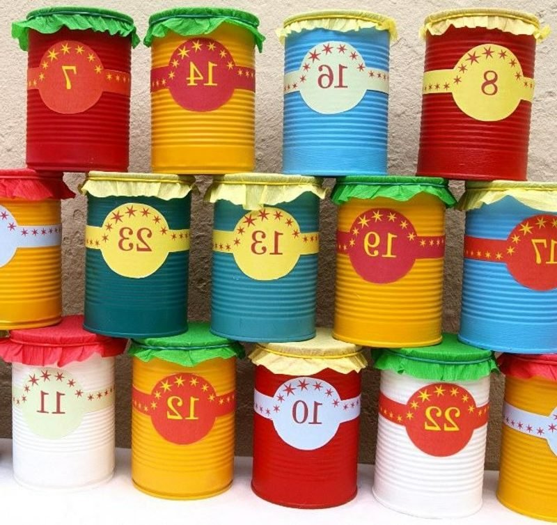 Adventski kalendar izrađen od šarenih limenki, kreativnih DIY ideja