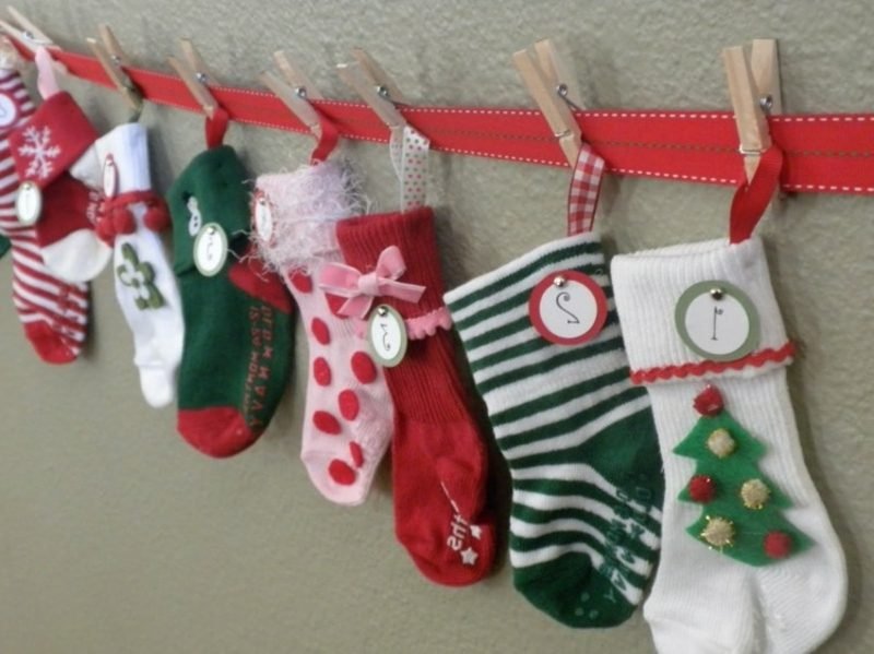 atraktivan samonikli adventski kalendarski vijenac čarapa