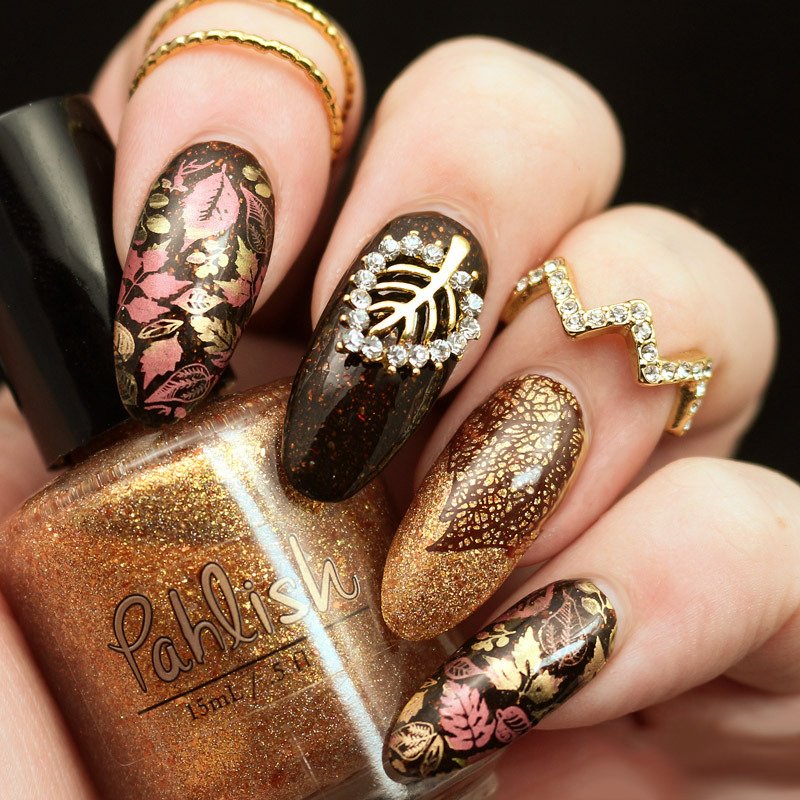 Unghie in gel glitter sfumate e ornamenti a foglia Unghie in gel glitter sfumate e ornamenti a foglia