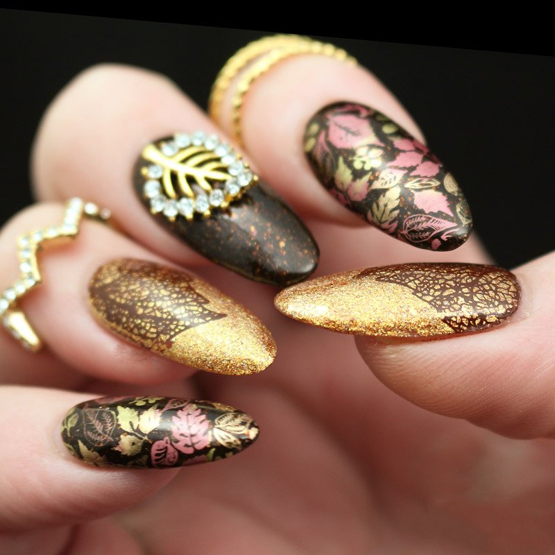 Unghie in gel glitter sfumato e ornamenti a foglia in oro Unghie in gel glitter sfumato e ornamenti a foglia in oro