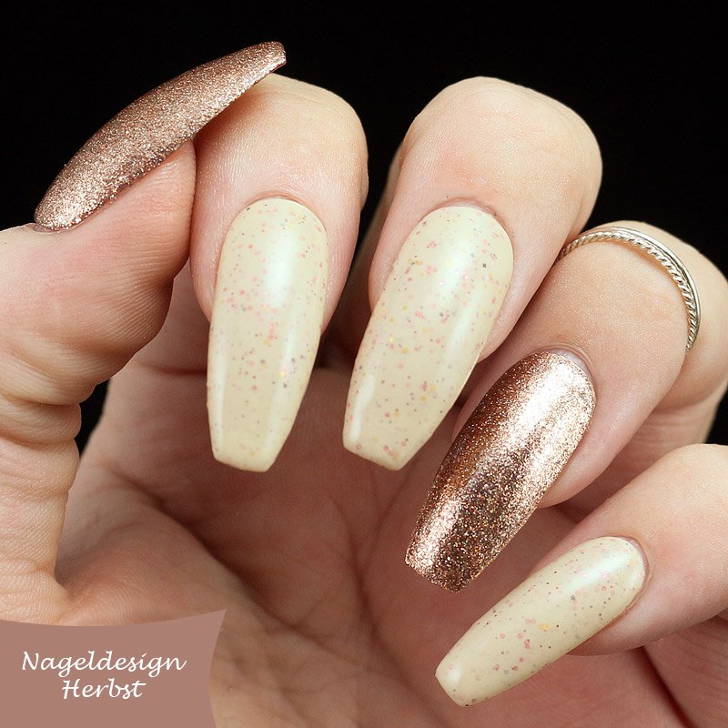Nail design autunno in tonalità nude Nail design autunno in tonalità nude