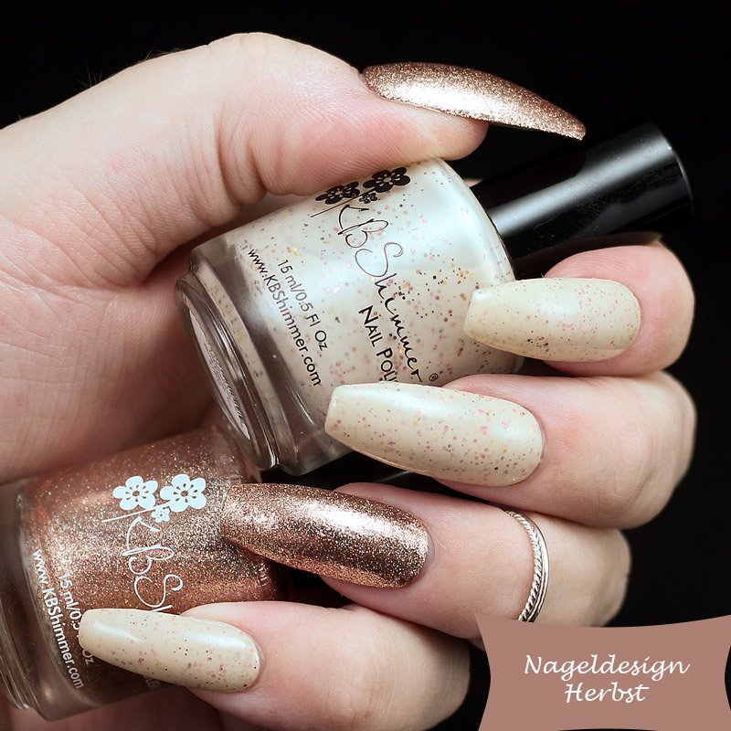 Nail design autunno in tonalità nude con glitter Nail design autunno in tonalità nude con glitter