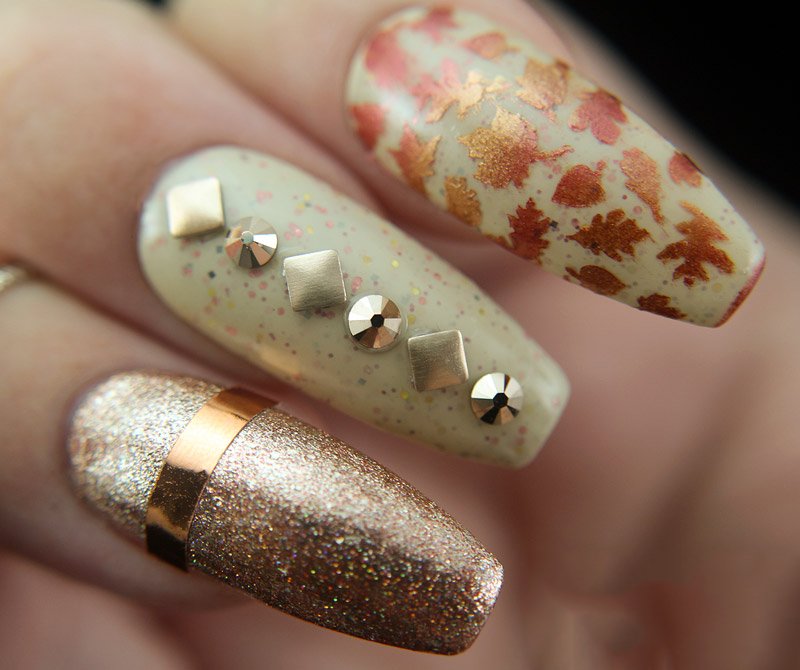 Nail design autunno con elementi decorativi Nail design autunno con elementi decorativi
