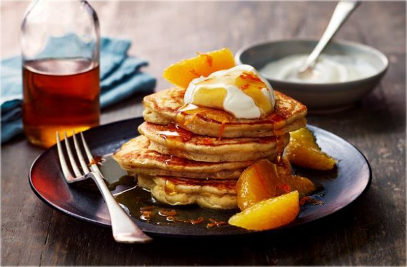 Tálaljuk a palacsintát gyümölcsökkel reggelire