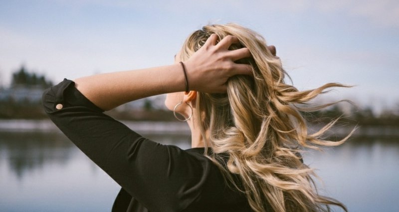 Traiter les cheveux secs avec de l'huile d'argan