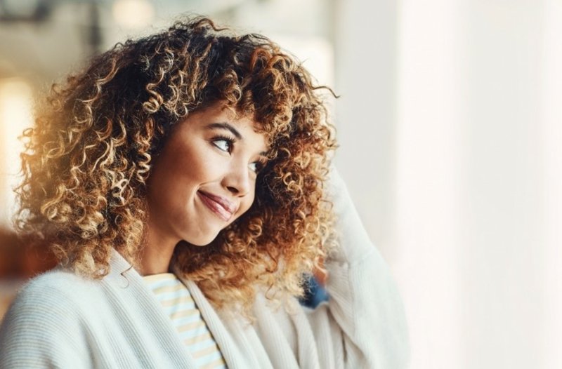 Peignez les cheveux bouclés avec de l'huile d'argan plus facilement