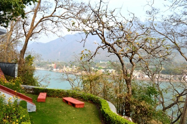 Yoga Ashram India Rishikesh Yoga Niketan Ashram India Rishikesh meditacija na otvorenom