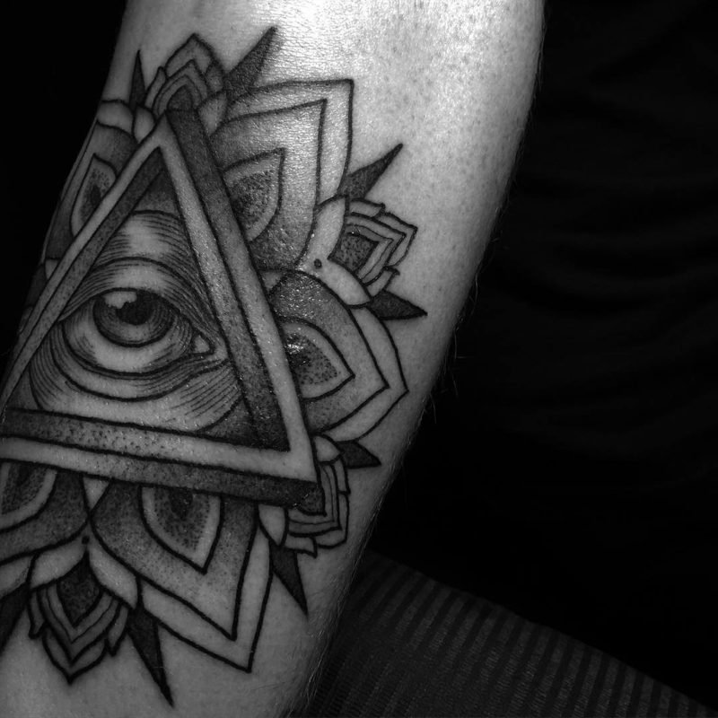 tetoválás motívum szem a gondviselés