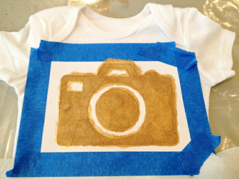 Fesse le a baba testét egy sablonos kamera segítségével Testfestő kamera