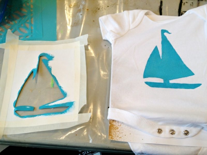 A baba testfestése gyerekjáték sablonokkal vitorlás hajóval Testfestő fiú vitorlás hajó