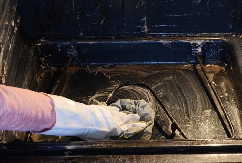 A paszta elkészítése - 7. lépés A sütő sütőporának tisztítása A sütőtálca tisztítása A sütő tisztítása sütőporos tippekkel