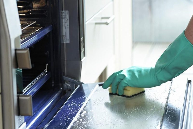 A sütő sütőporának tisztítása A sütőtálca tisztítása A sütő tisztítása sütőporos tippekkel