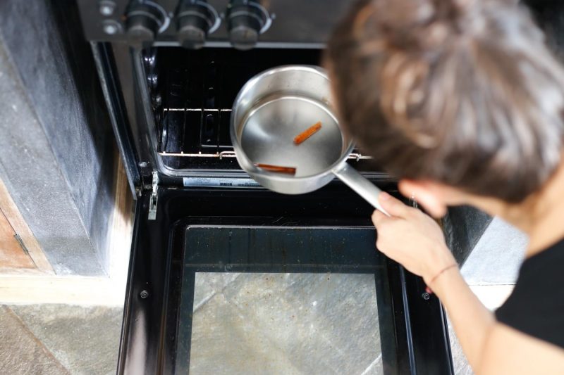 Tisztítsa meg a sütőt gőzzel - 6. lépés A sütő sütőporának tisztítása A sütőtálca tisztítása A sütő tisztítása sütőporos tippekkel