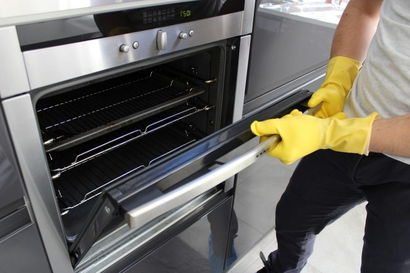 Tisztítsa meg a sütőt gőzzel - 7. lépés A sütő sütőporának tisztítása A sütőtálca tisztítása A sütő tisztítása sütőporos tippekkel