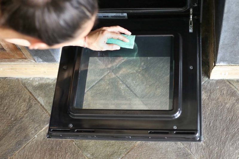 Tisztítsa meg a sütőt gőzzel - 8. lépés A sütő sütőporának tisztítása A sütőtálca tisztítása A sütő tisztítása sütőporos tippekkel